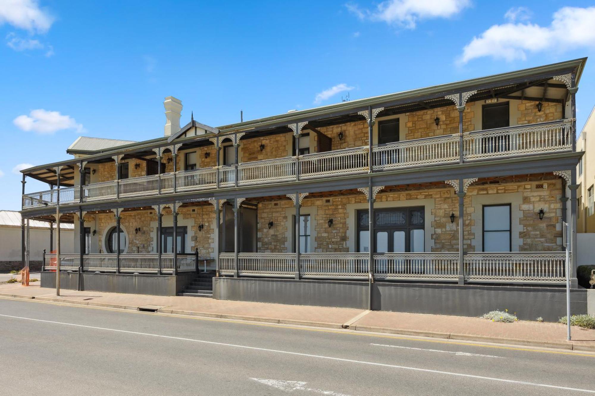 Swainson At Del Monte Apartment